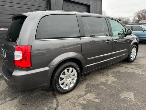 Used 2016 Chrysler Town & Country Touring image 3