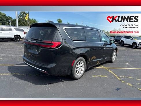 Used 2023 Chrysler Pacifica Touring-L FWD image 5