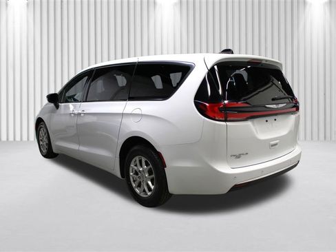 Used 2025 Chrysler Pacifica Select image 5