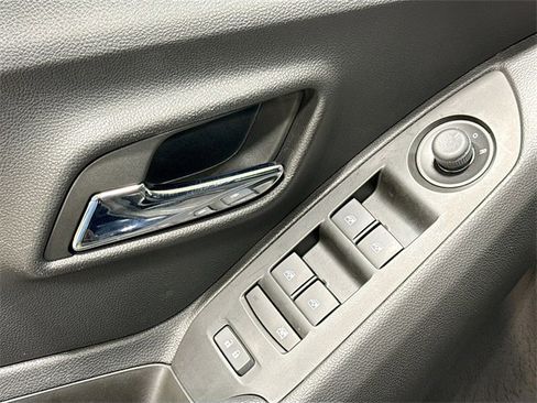 Used 2022 Chevrolet Trax LT w/ LT Convenience Package image 19