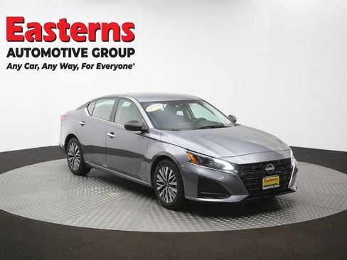 Used 2025 Nissan Altima 2.5 SV FWD image 49