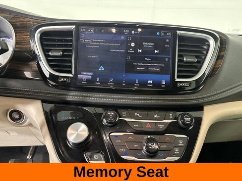 Used 2024 Chrysler Pacifica Limited FWD image 19