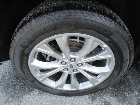 Used 2024 Ford Explorer XLT w/ Equipment Group 202A AWD/4WD image 10