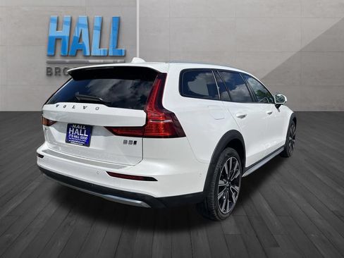 Used 2025 Volvo V60 B5 Cross Country Ultra AWD/4WD image 4