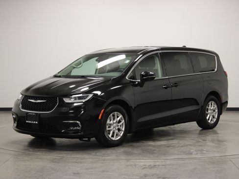 Used 2024 Chrysler Pacifica Touring-L FWD image 4
