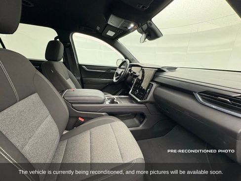 Used 2025 GMC Acadia Elevation image 16