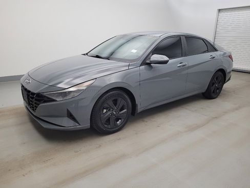 Used 2022 Hyundai Elantra SEL image 2