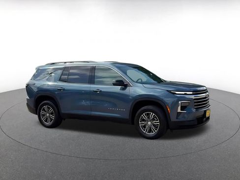 Used 2025 Chevrolet Traverse LT AWD/4WD image 2