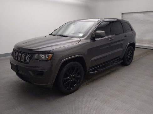 Used 2020 Jeep Grand Cherokee Altitude image 2