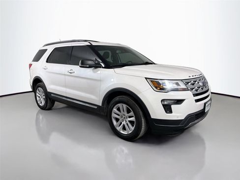 Used 2019 Ford Explorer XLT w/ Equipment Group 202A AWD/4WD image 3
