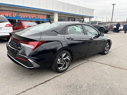 Used 2025 Hyundai Elantra Limited image 3