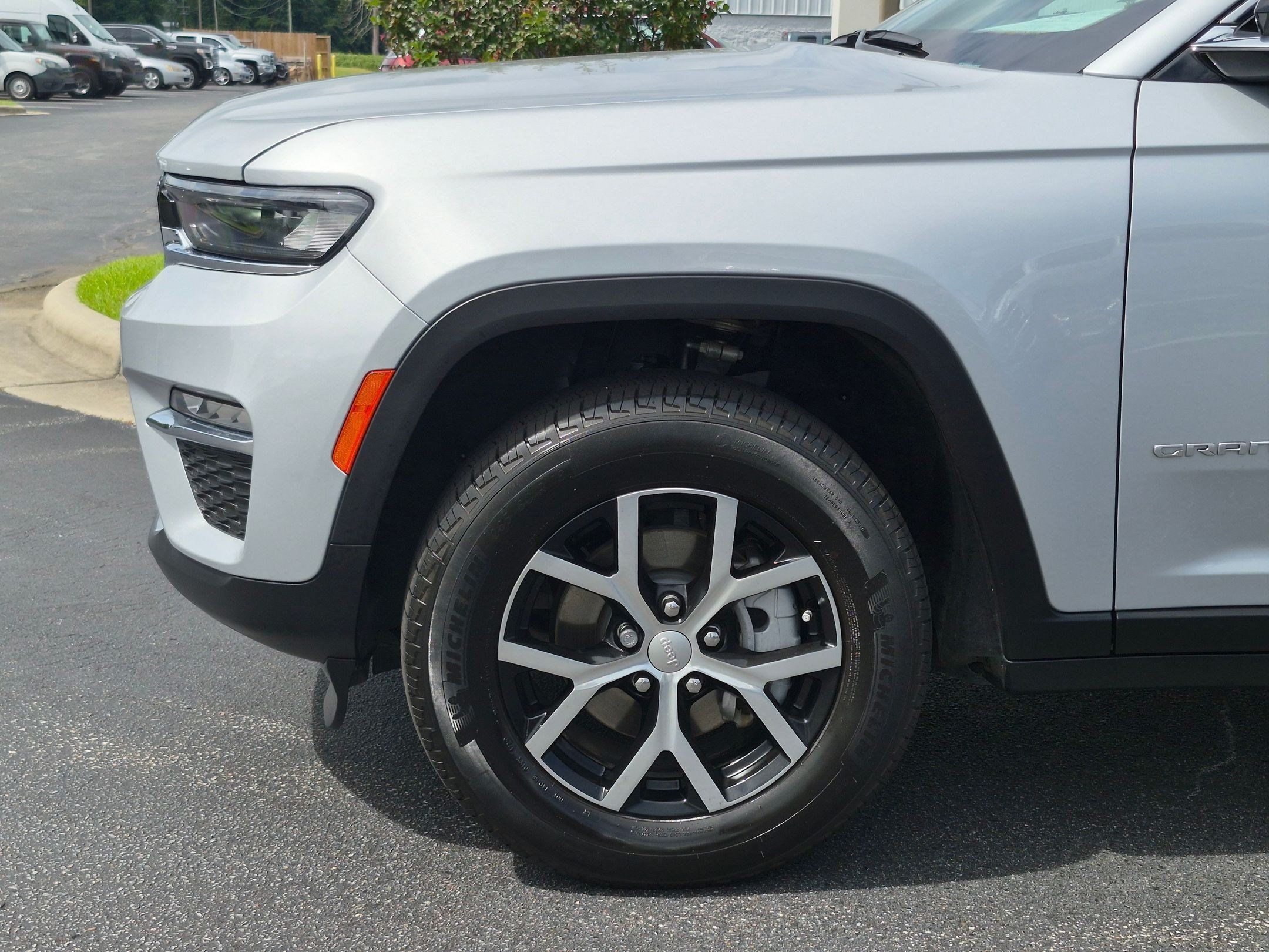 Used 2025 Jeep Grand Cherokee Limited w/ Trailer Tow Package AWD/4WD image 9