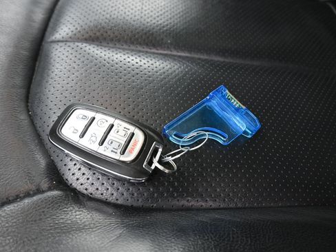 Used 2020 Chrysler Pacifica Touring-L image 79