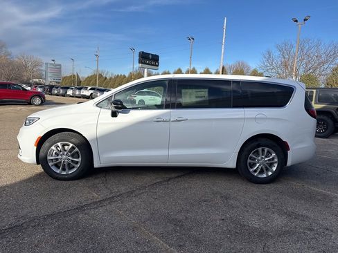 New 2026 Chrysler Pacifica Select image 4