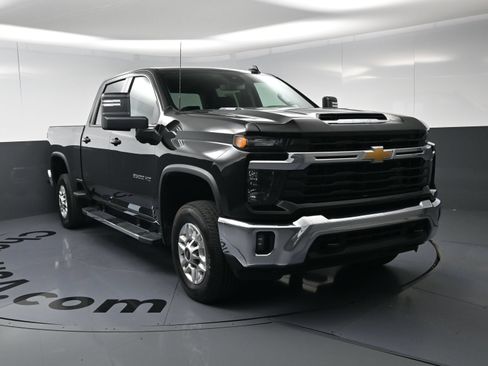 Used 2025 Chevrolet Silverado 2500 LT w/ Convenience Package AWD/4WD image 3