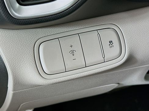 Used 2025 Hyundai Venue SEL image 17