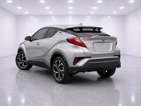 Used 2019 Toyota C-HR XLE FWD image 3