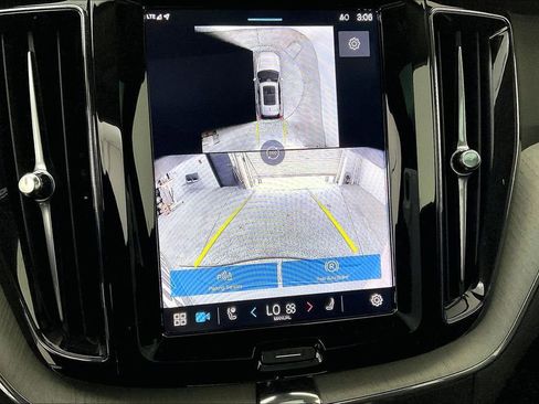 Certified 2025 Volvo XC60 B5 Plus image 31