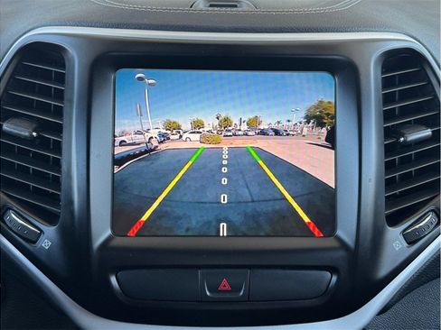 Used 2018 Jeep Cherokee Latitude Plus FWD image 16