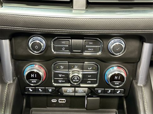 Used 2021 GMC Yukon SLT w/ SLT Luxury Plus Package image 16