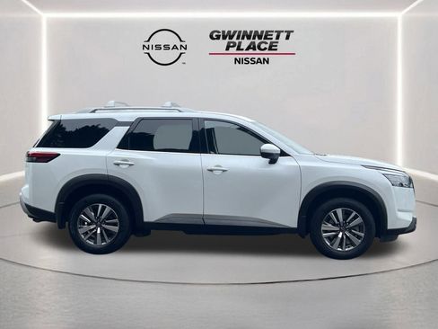 Certified 2025 Nissan Pathfinder SL w/ Black Appearance Package FWD image 26