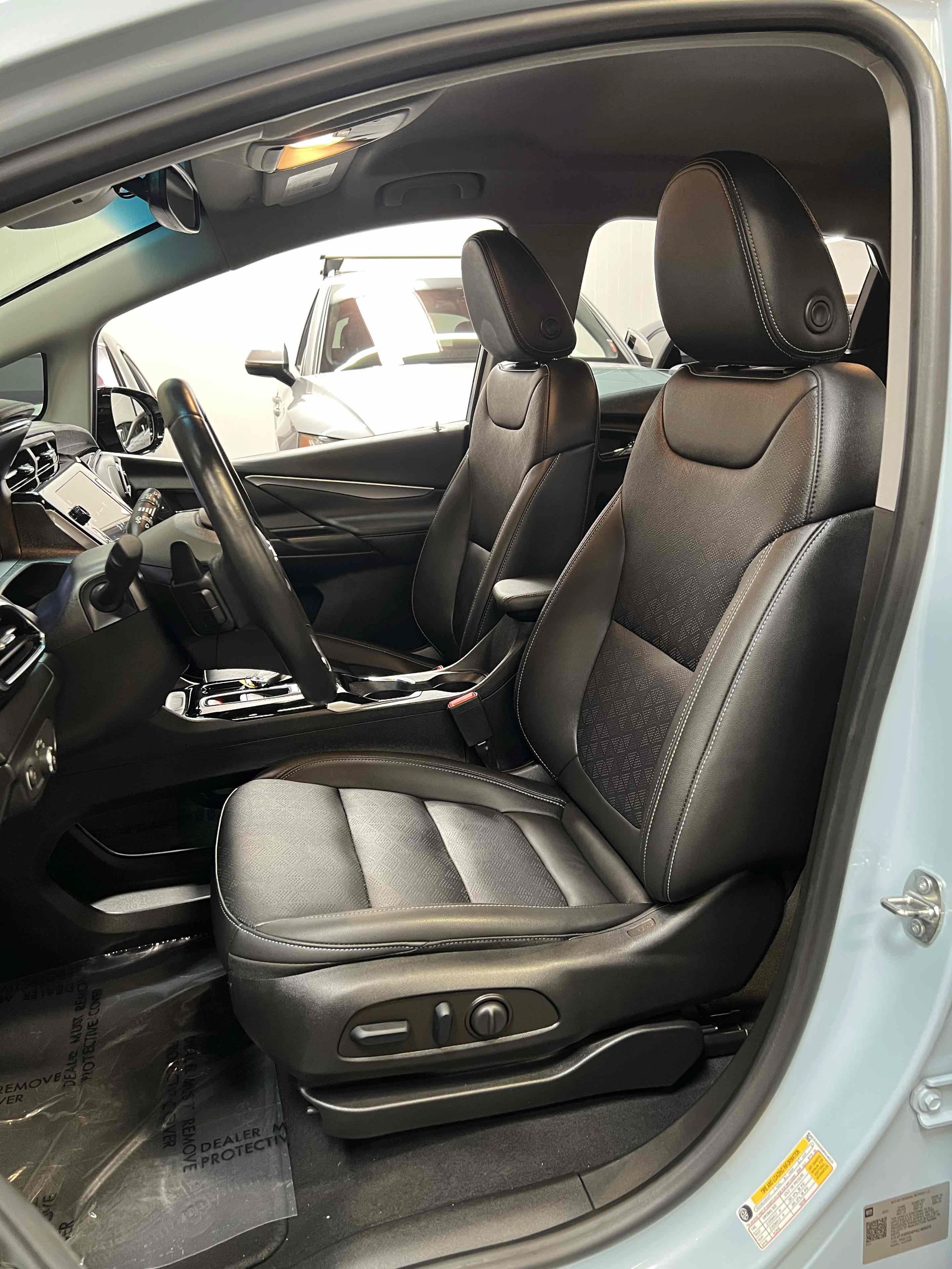 Used 2023 Chevrolet Bolt LT w/ Infotainment Package FWD image 31
