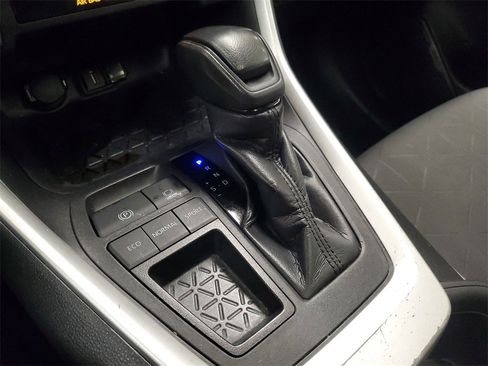 Used 2022 Toyota RAV4 XLE image 31