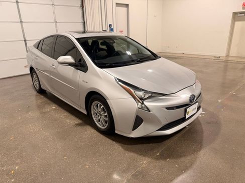 Used 2017 Toyota Prius Four w/ Premium Convenience Package image 3