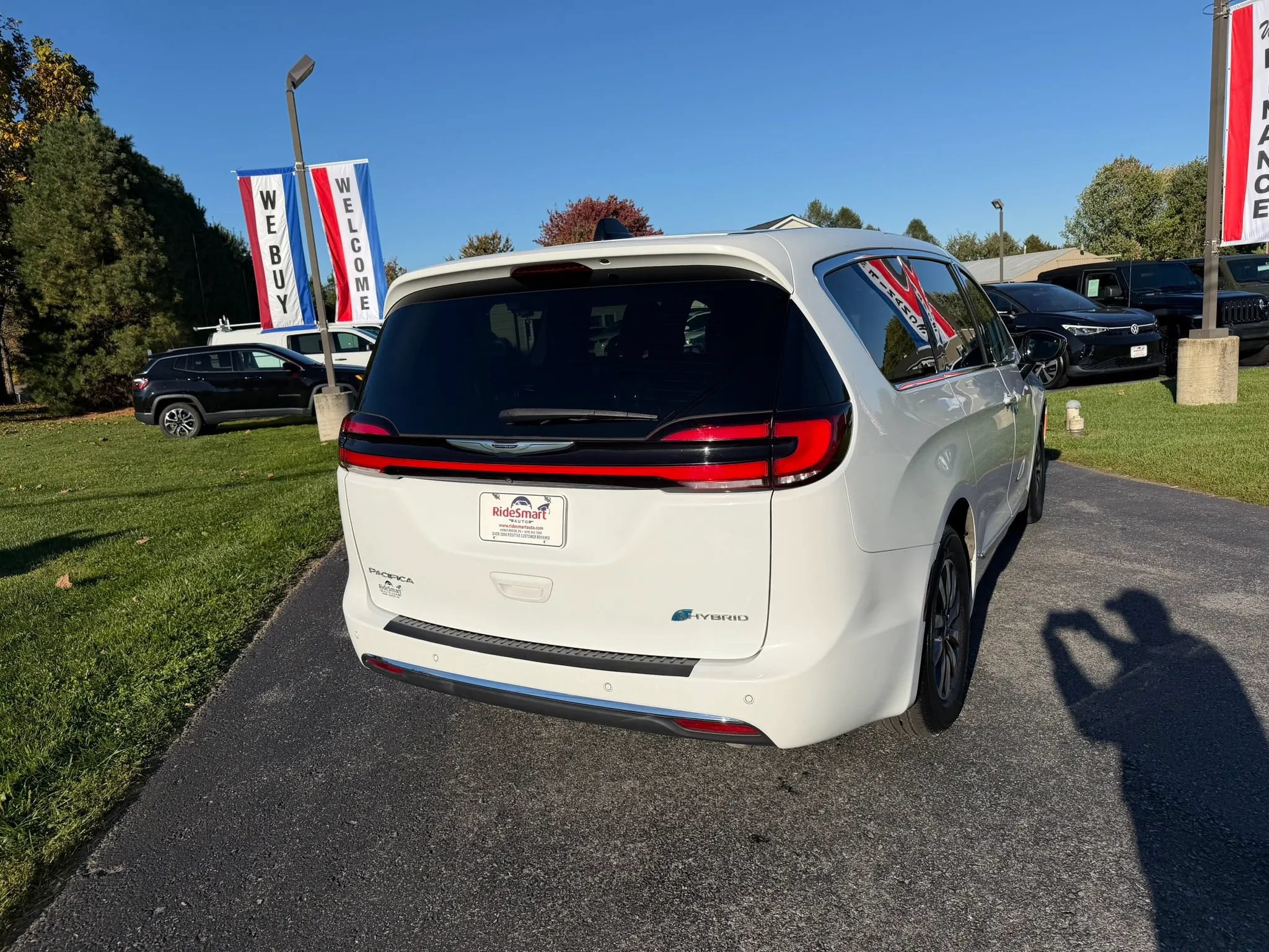 Used 2023 Chrysler Pacifica Limited w/ Uconnect Theater Family Group FWD image 10