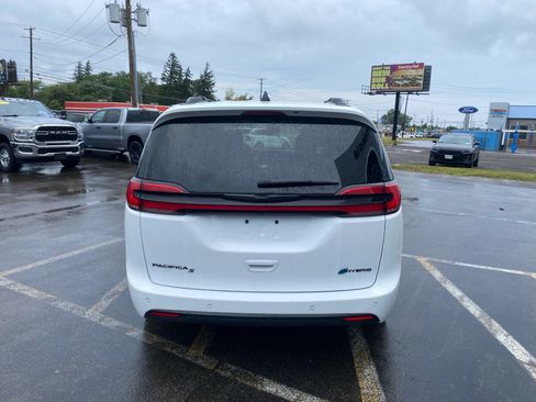 Used 2024 Chrysler Pacifica Premium FWD image 4