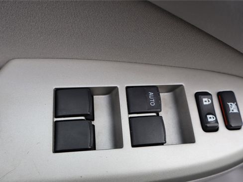 Used 2013 Toyota Corolla LE image 14