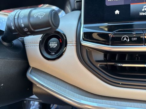 Used 2024 Jeep Compass Limited image 15