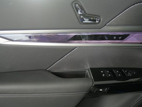 Used 2025 BMW i7 eDrive50 image 8