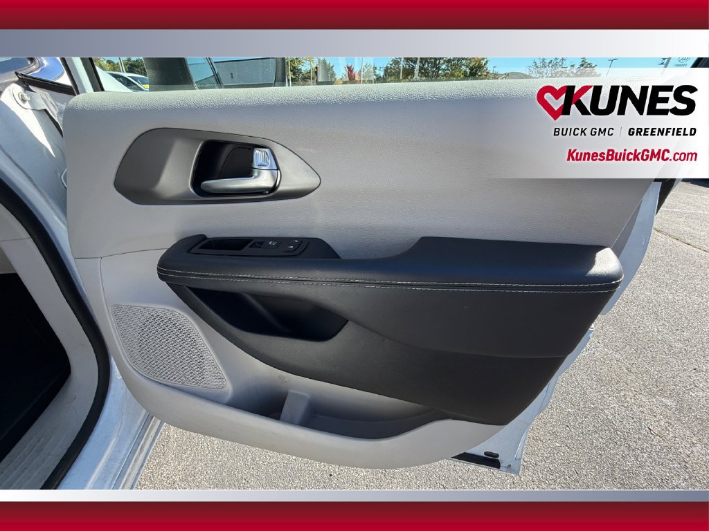 Used 2023 Chrysler Pacifica Touring-L FWD image 37