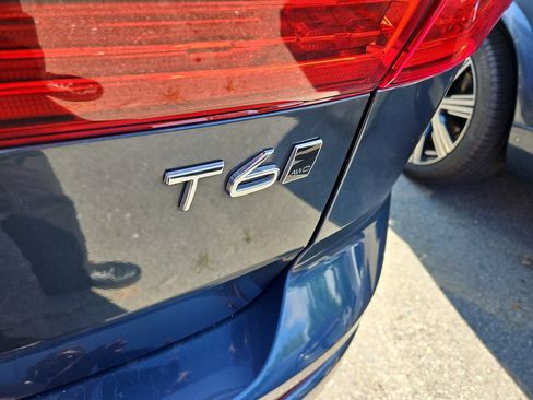 Used 2019 Volvo XC60 T6 Momentum w/ Multimedia Package AWD/4WD image 4