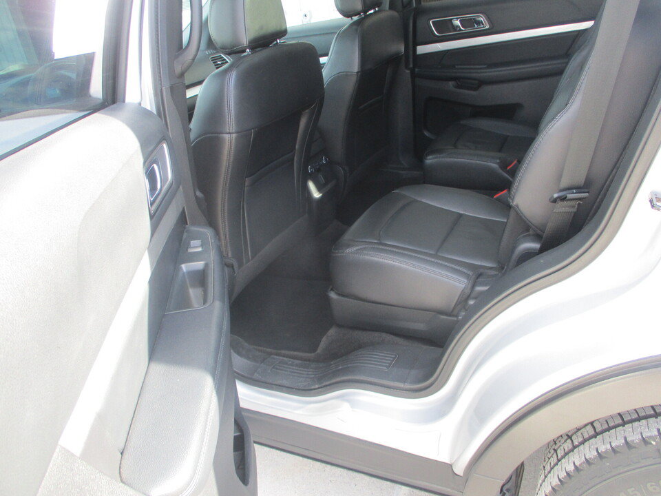 Used 2017 Ford Explorer XLT w/ Equipment Group 202A FWD image 8