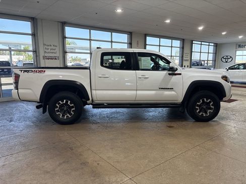 Certified 2022 Toyota Tacoma TRD Off-Road w/ Technology Package AWD/4WD image 3