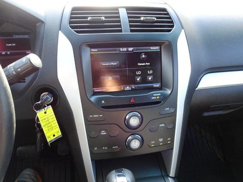 Used 2014 Ford Explorer XLT w/ Equipment Group 202A AWD/4WD image 23