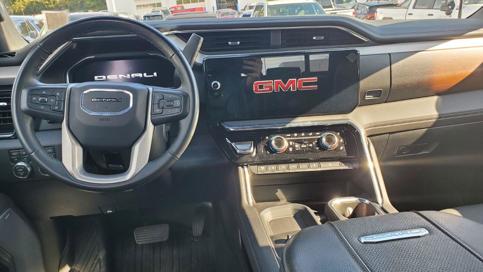 Used 2025 GMC Sierra 2500 Denali w/ Denali Reserve Package AWD/4WD image 7