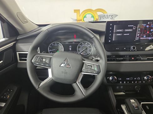 New 2025 Mitsubishi Outlander SE image 14