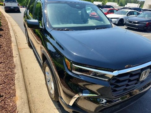 Used 2023 Honda Pilot LX image 10