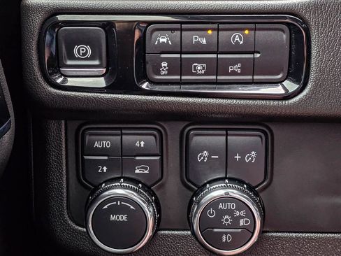 Certified 2025 GMC Yukon XL Denali w/ Sun & Power Step Package AWD/4WD image 30