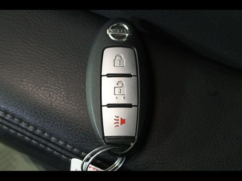 Used 2015 Nissan Rogue SV image 4