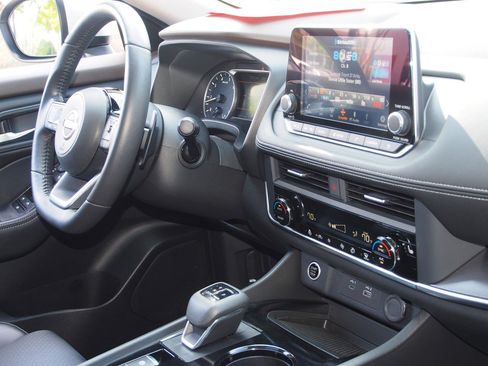 Used 2023 Nissan Rogue SV w/ SV Premium B Package image 10