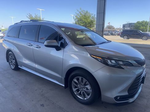 Used 2025 Toyota Sienna XLE image 22