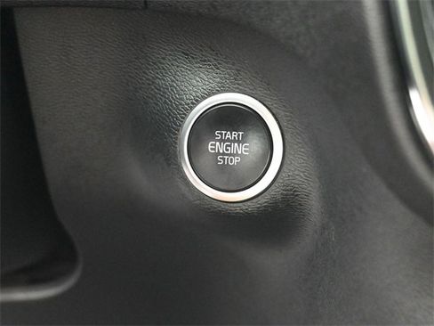 Used 2024 Volvo XC40 B5 Plus image 27