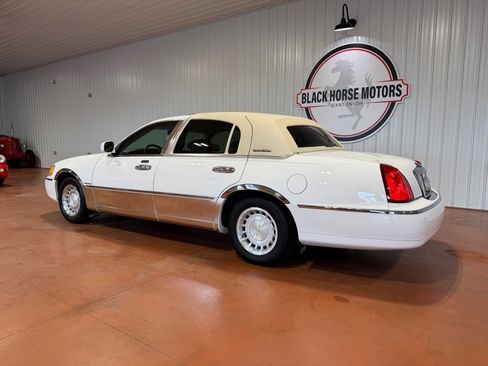 Used 2002 Lincoln Town Car Executive image 10