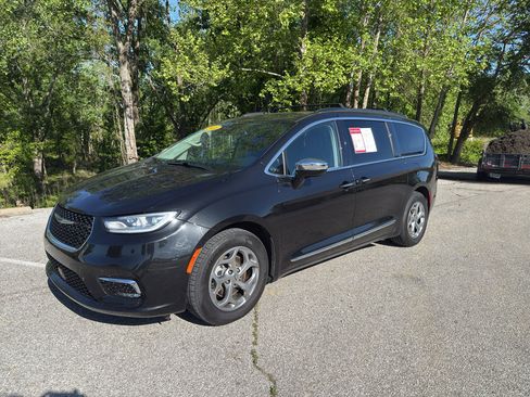 Used 2023 Chrysler Pacifica Limited FWD image 2