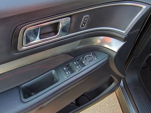 Used 2018 Ford Explorer XLT w/ Equipment Group 202A FWD image 23