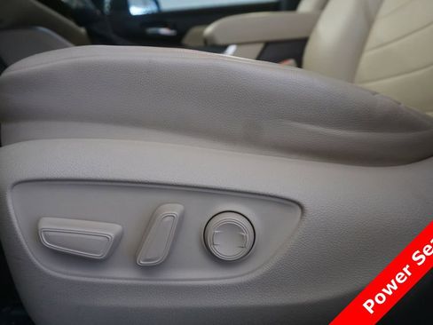 Used 2022 Toyota Highlander XLE AWD/4WD image 6